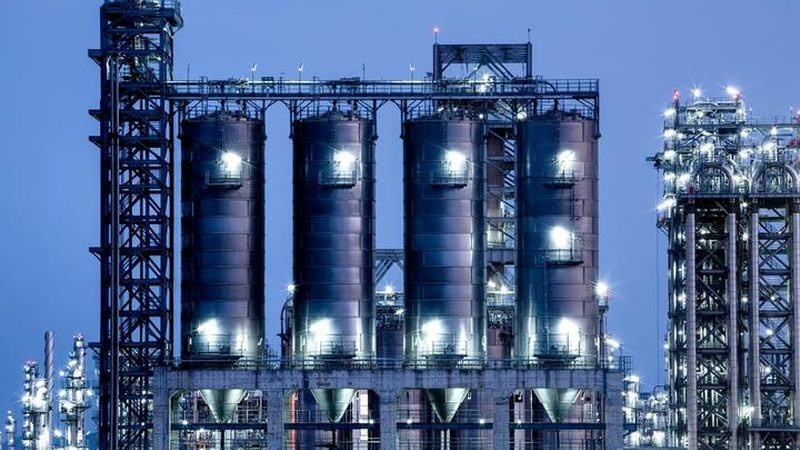 广东高分子材料与金属材料：性能与应用差异解析
